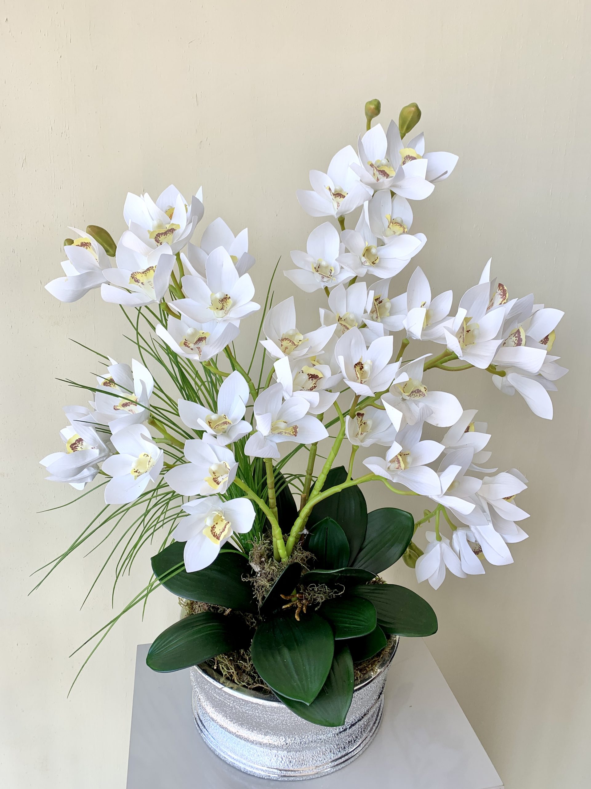 Arranjo de Orquídeas Brancas – FADA FLOR